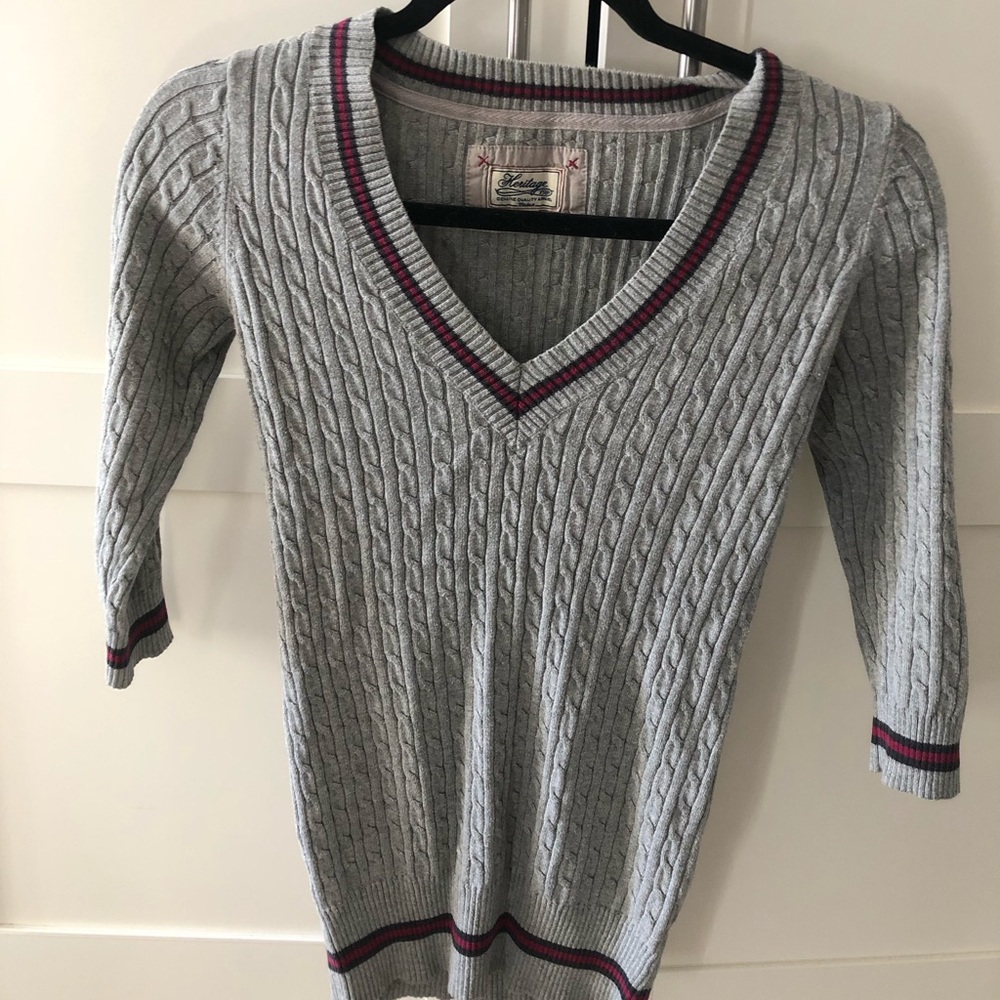 Grey Cable knot light v-neck sweater with red and blue stripes